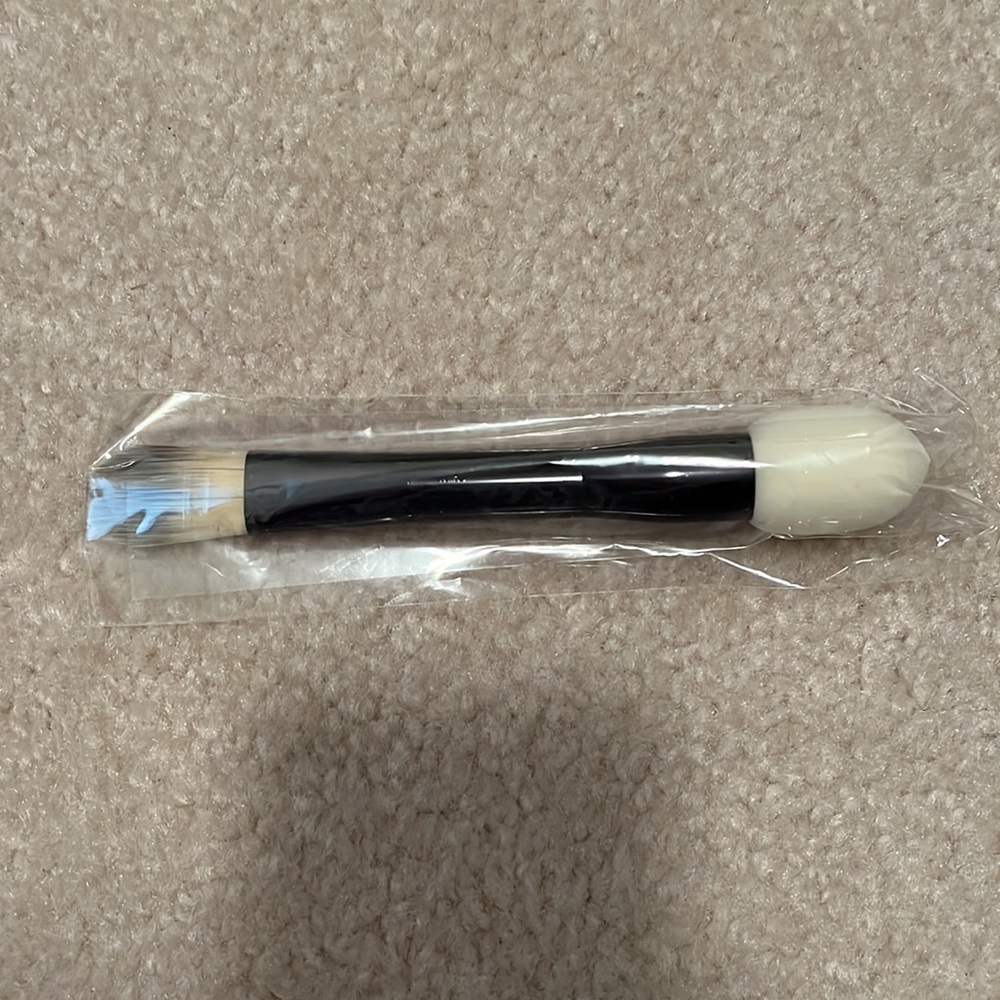 Estee Lauder Double-ended Brush - Picture 2 of 2